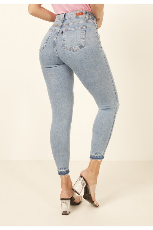 dz3938 com calca jeans femina skinny media cropped com puidos na barra denim zero costas prox