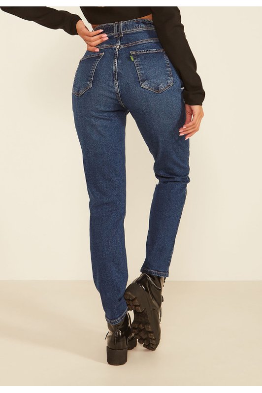 dz20080 com calca jeans feminina mom fit com cinto denim zero costas prox