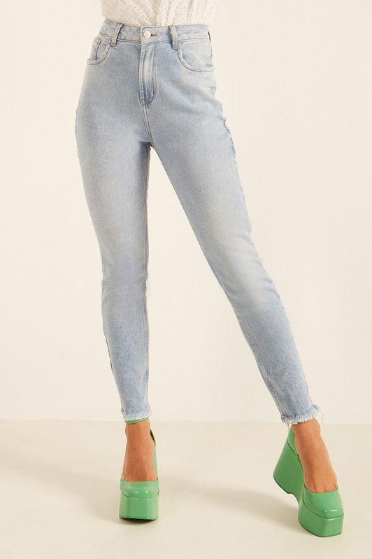 dz20111 com calca jeans feminina mom fit com puidos na barra denim zero frente prox