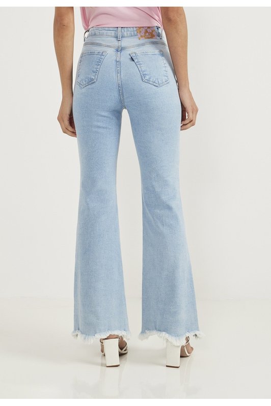 dz20608 com calca jeans feminina wide leg fit com barra irregular e desfiada costas pr